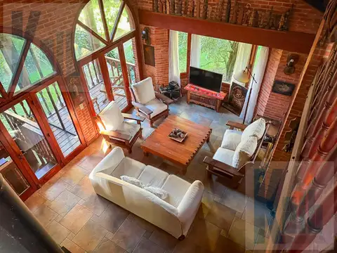 Casa chalet tres plantas en Carilo excelente ubicación en alquiler y verano 2026-27