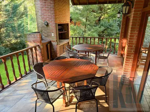 Casa chalet tres plantas en Carilo excelente ubicación en alquiler fiestas y verano 2026-27
