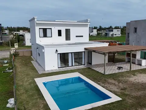 Casa 5 ambientes con 2 baños