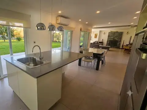 Casa al Lago en Miralagos.