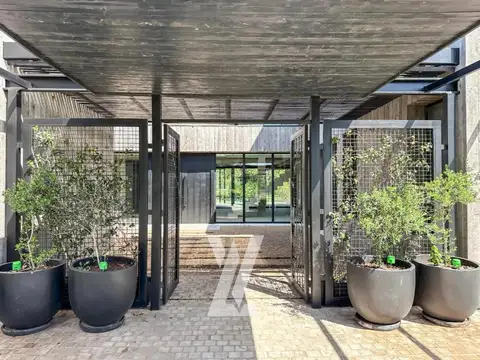 Casa 9 ambientes con 5 baños