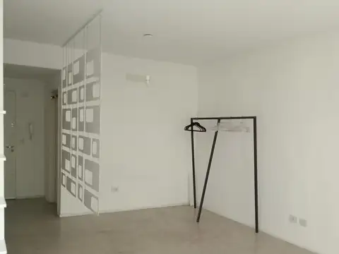 Monoambiente con balcón al frente