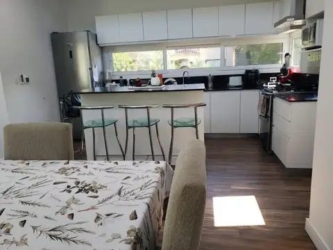 Casa 4 ambientes con 3 baños