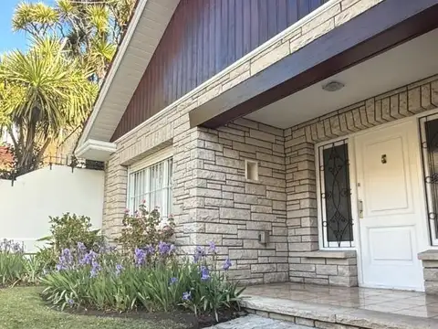 Chalet en venta . Zona Stella Maris. Tres dormitorios. Jardin. Garage