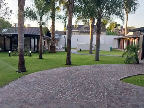 VENTA DE CASA CON HERMOSO PARQUE PILETA QUINCHO