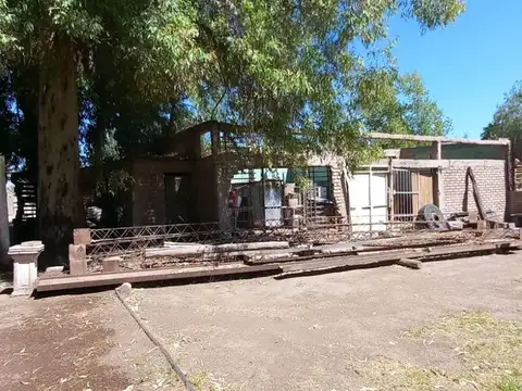 VENTA DE QUINTA, 3 CASAS Y SALON COMERCIAL, GLLEN