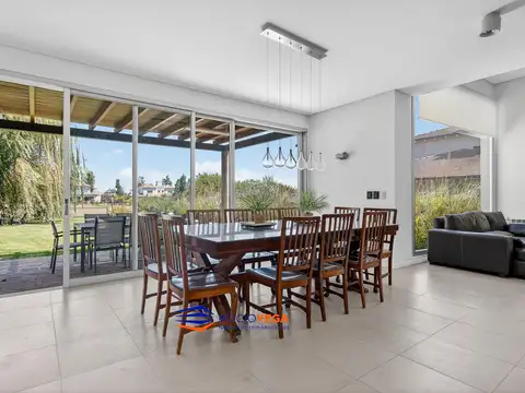 Casa en Venta con 2 cocheras