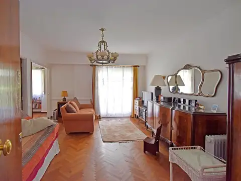 LUMINOSO PISO 4 AMBIENTES CON 2 BALCONES AL FRENTE + COCHERA