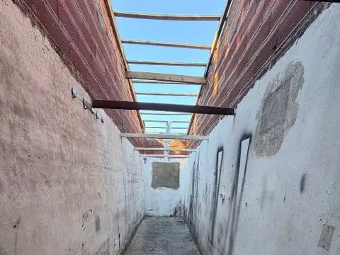 Galpón en Venta de 300m2 sobre lote de 10x43 en Quilmes