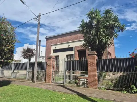 Casa 3 dormitorios en venta La Plata con pileta.