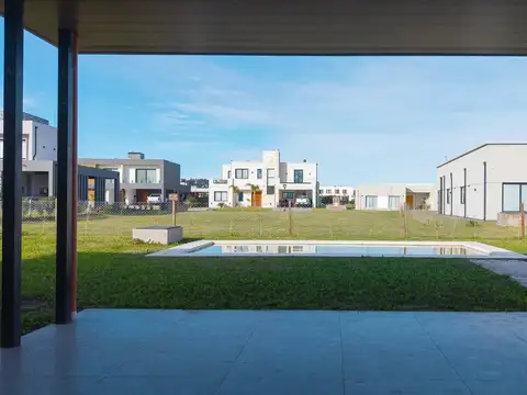 Casa 4 ambientes con 2 baños