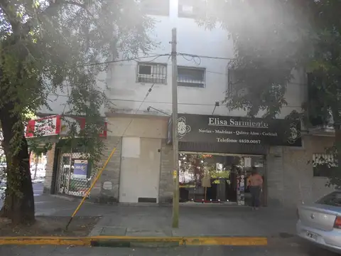 IMPECABLE LOCAL A PASOS LAPRIDA - FTE. EStaCION J.B.JUTO  