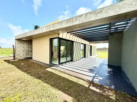Venta casa de 2 dormitorios con pileta y cochera en EcoTierra, Pueblo Esther