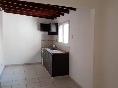 MUY BUEN DEPARTAMENTO TIPO CASA POR PASILLO AL MEDIO, 2 Y 1/2 AMBIENTES CON PATIO Y TERRAZA  