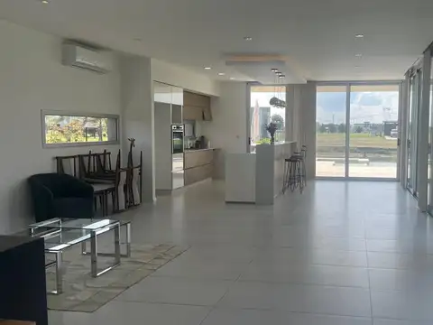 Casa en Alquiler con 4 cocheras