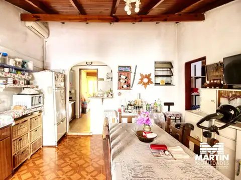 Casa 4 ambientes, con dos departamentos, patio y parrilla - Martínez, próximo a Panamericana