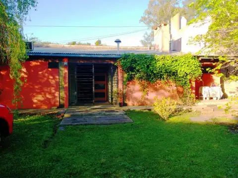 Casa 8 ambientes con 2 baños