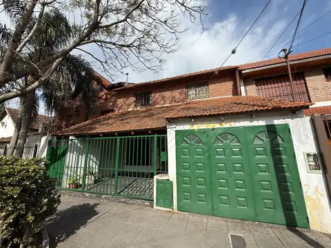 OPORTUNIDAD PARA INVERSORES! VENTA CASA A REFACCIONAR EN MARTINEZ! 10 AMBIENTES PATIO JARDIN! ACTUALMENTE SUBDIVIDIDA EN 2 UNIDADES.