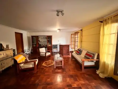 Casa 5 ambientes con 4 baños