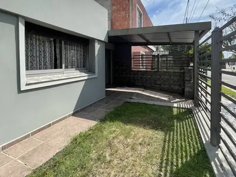 Casa 6 ambientes con 2 baños