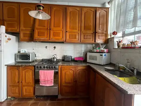 Casa en  venta de 4 ambientes con dos locales - Villa Dominico