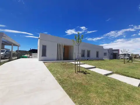Casa 4 ambientes con 3 baños