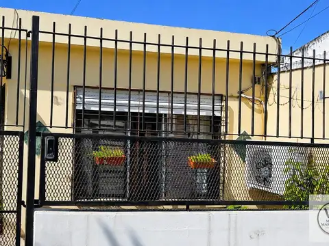 CASA 3 AMBIENTES CASTELAR NORTE  2 DORMITORIOS CON COCHERAS
