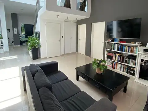 Casa 10 ambientes con 5 baños