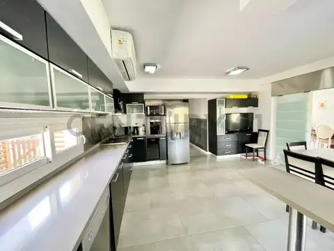 Moderna casa al agua en venta en Los Lagos Nordelta