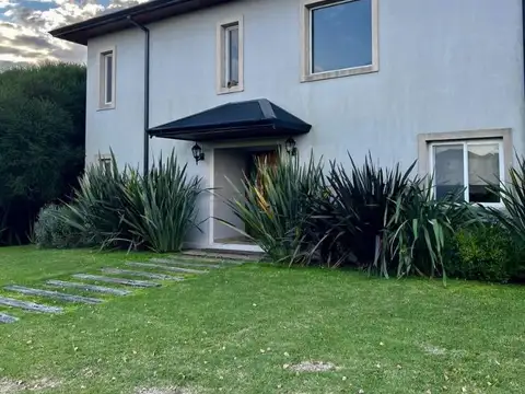 CASA EN COUNTRY DE 7 AMB. IMPECABLE FINANCIACION DIRECTA