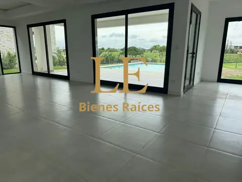 Casa en Venta con 3 cocheras
