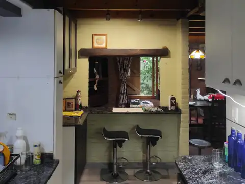Casa 4 ambientes con 2 baños