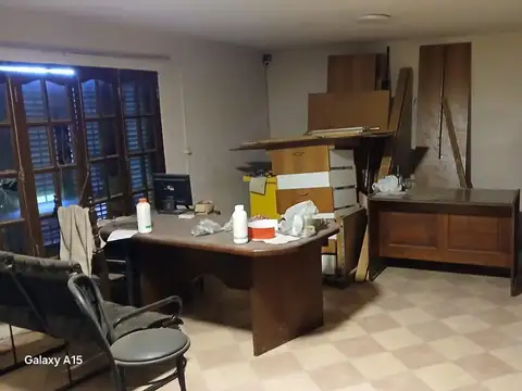 P. Iglesias: VENDE Amplio galpon+terreno s/ Av Alvear 3.100