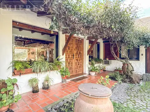 Casa 6 ambientes con 4 baños