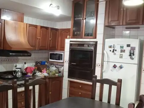 SE VENDE OPORTUNIDAD UNICA! CASA 2 PISOS + 2 DPTOS