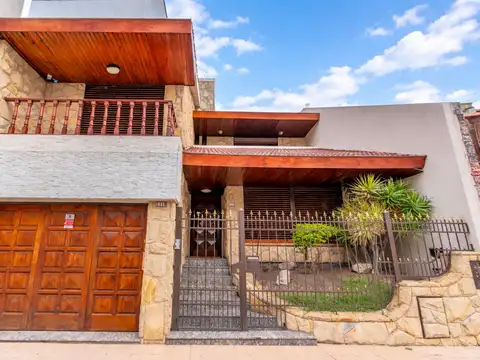 Casa en Venta con 2 cocheras