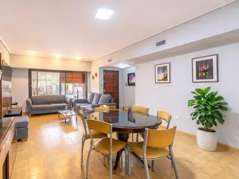 Casa en Venta – 4 Dorm. – 2 Cocheras – Patio y Terraza - 3 Baños