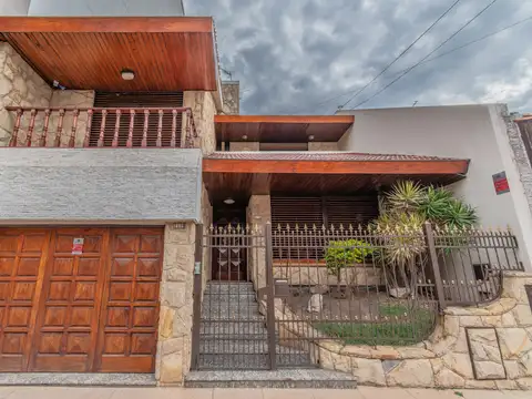 Casa en Venta – 4 Dorm. – 2 Cocheras – Patio y Terraza - 3 Baños