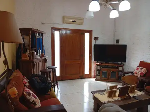Villa Urquiza PH 4 ambientes al frente con entrada independiente - ¡Sin Expensas!