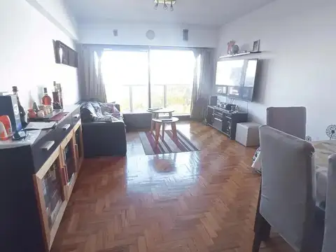 Luminoso Piso De 4 Amb. en Venta en El Corazón De Flores