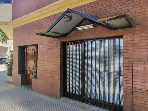 Tipo Casa 3 Ambientes al Frente en Planta Baja con Entrada Independiente y Cochera Cubierta