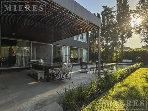 Muy linda casa en venta en barrio Los Laureles