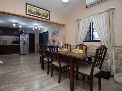 Casa 9 ambientes con 3 baños