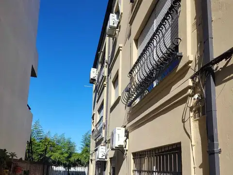 Pilar centro sobre Lorenzo Lopez al 1000