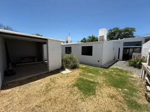 Casa 12 ambientes con 2 baños