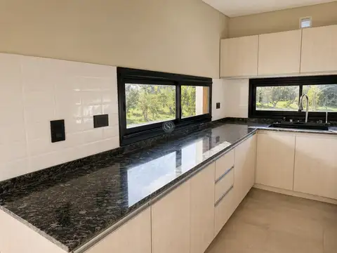 Casa en Venta en Los Alcanfores, USD 230.000