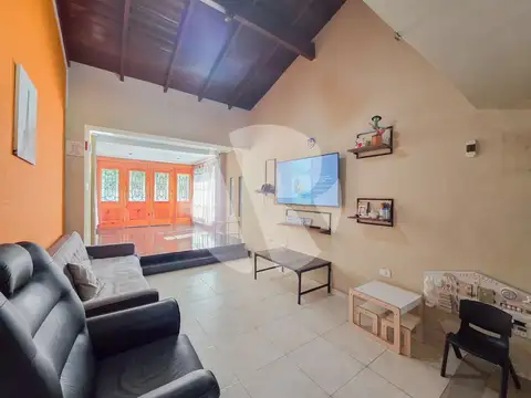 Casa 5 ambientes con 2 baños