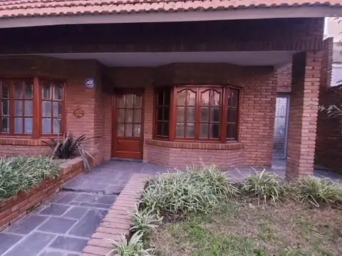 Casa en VENTA 3 Dormtiorios + patio + cochera-  Parque Field - Rosario