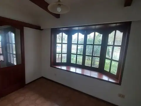 Casa 7 ambientes con 2 baños