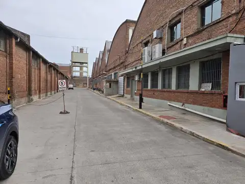Importante nave industrial de 4.400 Mts en Estrada al 1800 - Villa Maipu